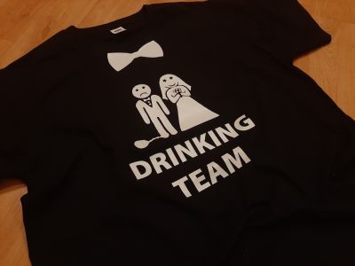 Тениска за ергенско парти със забавни елементи и надпис DRINKING TEAM