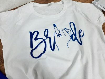 Тениска за моминско парти с надпис Bride и закачлив елемент