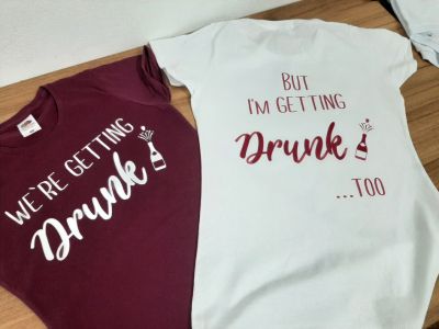 Тениска за моминско парти с надпис We're Getting Drunk!