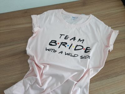 Тениска за моминско парти с надпис Team Bride с модерен дизайн