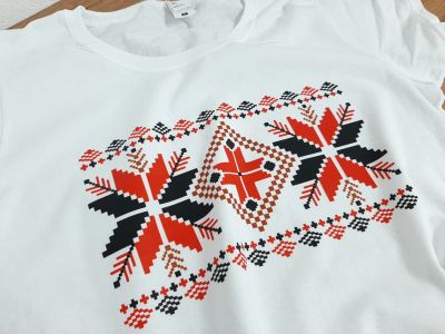 Тениска за всекидневно носене с щампа на традиционна шевица